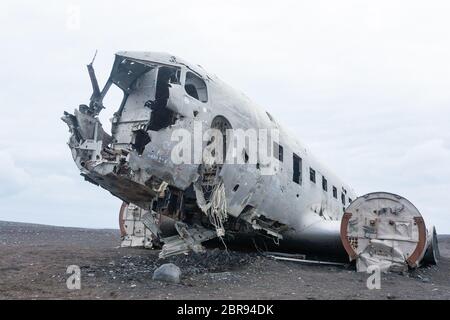 Solheimasandur Flugzeug Wrack. South Island Sehenswürdigkeiten. Verlassene Ebene am Strand Stockfoto