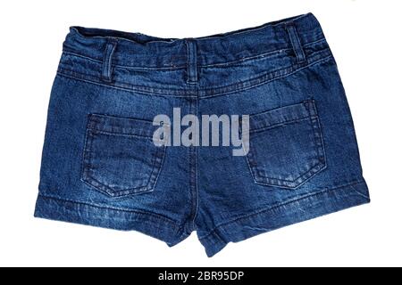 Jeans Shorts isoliert. Trendige stilvolle kurze Jeans Hosen mit orange Leder Gürtel für Kind Mädchen auf einem weißen Hintergrund. Modische Jeans shor Stockfoto