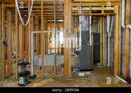 Badezimmer Dusche unter Sanitär Anschluss Heizungssystem Installation des Systems im Keller des Rohrsystems Heizung Nahaufnahme Stockfoto