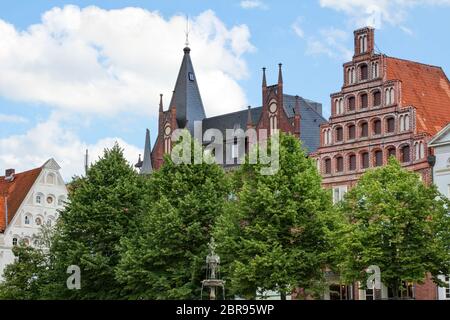 Lüneburgisch, Deutschland - 06. Juli 2017: Man sieht eine historische Häuserzeile "am Marktplatz", dies ist der Hauptplatz in Lübeck, auch das Rathaus ist lo Stockfoto