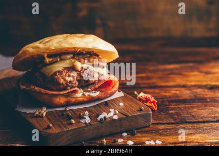 Selbstgemachte Cheeseburger mit Rindfleisch Patty auf hölzernen Hintergrund und Kopieren. Stockfoto
