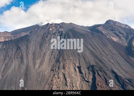 Detailansicht der Krater des Vulkans Stromboli in kontinuierlichen Eruption, Äolische Inseln, Italien Stockfoto