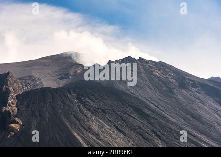 Detailansicht der Krater des Vulkans Stromboli in kontinuierlichen Eruption, Äolische Inseln, Italien Stockfoto