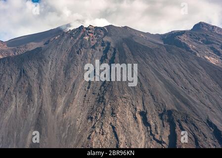 Detailansicht der Krater des Vulkans Stromboli in kontinuierlichen Eruption, Äolische Inseln, Italien Stockfoto