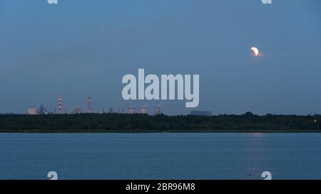 Panoramablick auf Moon eclipse über das Industriegebiet in Dabrowa Gornicza, Polen Stockfoto