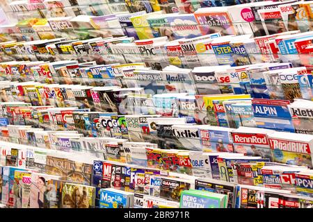 Schwechat, Österreich. 2020/02/06. Zeitschriften in einem Geschäft am Flughafen Wien. Stockfoto