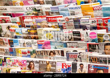 Schwechat, Österreich. 2020/02/06. Zeitschriften in einem Geschäft am Flughafen Wien. Stockfoto