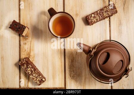 Schokolade Waffeln und Tee auf Holzhintergrund. Der Blick von oben Stockfoto