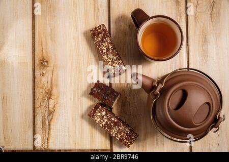 Schokolade Waffeln und Tee auf Holzhintergrund. Der Blick von oben Stockfoto