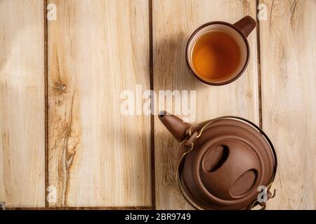 Schokolade Waffeln und Tee auf Holzhintergrund. Der Blick von oben Stockfoto