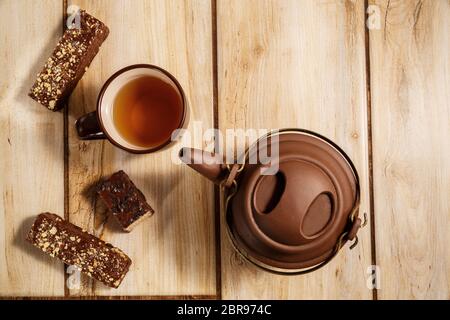 Schokolade Waffeln und Tee auf Holzhintergrund. Der Blick von oben Stockfoto