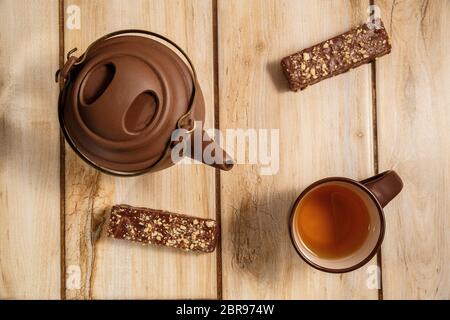 Schokolade Waffeln und Tee auf Holzhintergrund. Der Blick von oben Stockfoto