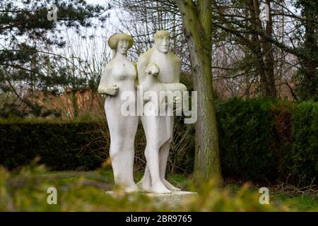 Valenciennes, Frankreich. 2020/2/10. Statue eines Mannes mit einem Lamm und einer Frau. Friedhof Saint-Roch in Valenciennes. Stockfoto