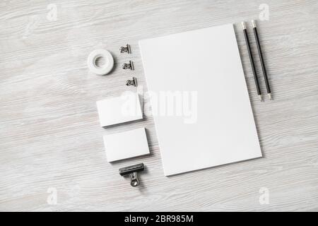 Leeres weißes Briefpapier eingestellt. Geschäft Marke Vorlage auf hellen Hintergrund. Flach. Stockfoto