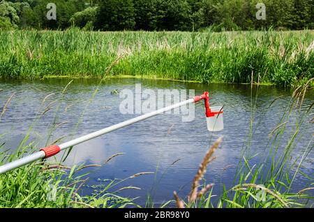 Nehmen Sie Proben für Laboruntersuchungen. Das Konzept - Analyse von Wasser Reinheit, Umwelt, Ökologie Stockfoto