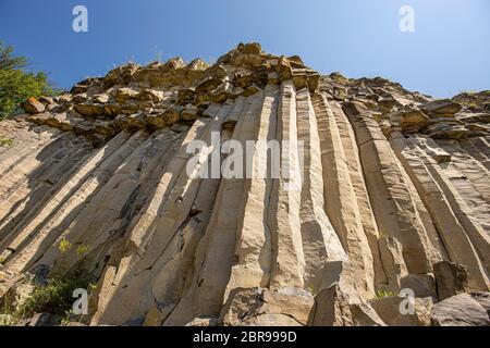 Grau Basaltsäulen, beeindruckende Wand der vulkanische Basaltsäulen Stockfoto