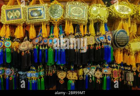 Mehrere islamische Souvenirs in einem Geschäft in Saudi-Arabien Stockfoto