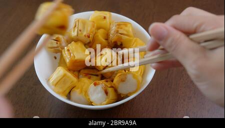 Hong Kong lokale Snacks Fisch Shaomai Stockfoto