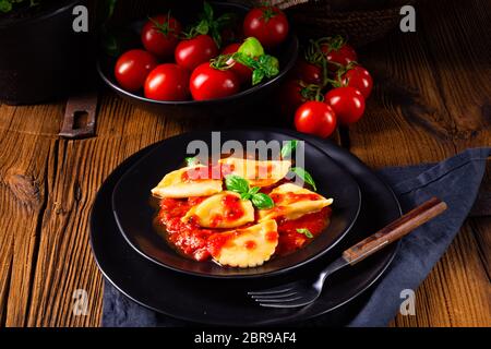 Ravioli alla Genovese mit Basilikumtomatensauce Stockfoto