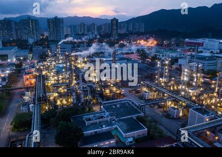 Tai Po, Hongkong 20. Mai 2019: Blick von oben auf die Industriefabrik in Hongkong bei Nacht Stockfoto