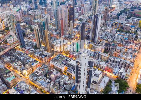 Kowloon City, Hongkong 17. Mai 2019: Blick von oben auf die Innenstadt von Hongkong bei Nacht Stockfoto