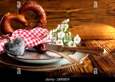 Traditionelle bayerische Einrichtung auf rustikalem Holz für ein oktoberfest Stockfoto