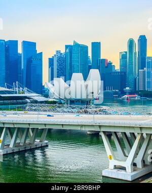 Singapur - Januar 14, 2017: Singapur Marina Bay Skyline mit Artsience Museum und moderne Verkehrsmittel bridge bei Sonnenuntergang Stockfoto