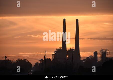 Das Moss Landing Kraftwerk bei Sonnenuntergang Stockfoto