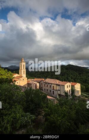 Ansicht eines Bergdorfes in Korsika. (Dorf Evisa) Stockfoto