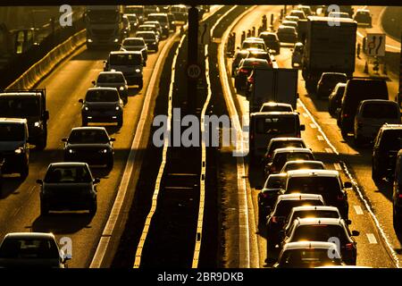 Schweren Morgen Stadt Stau/Konzept - jam Autos gehen sehr langsam in einem Verkehrsunfall während der Morgen Gebirgspässe Stockfoto