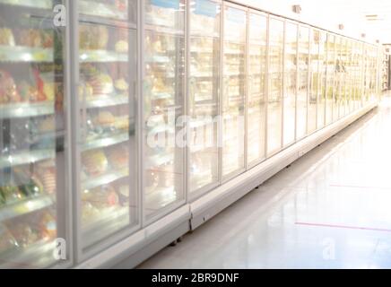 Große Glastür Tiefkühlschrank im Supermarkt. Geeignet für die Präsentation von neuem Eis, Kuchen und gefrorenen Produkten zwischen vielen anderen. Stockfoto