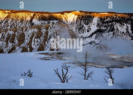 WY04515-00...WYOMING - die Spitze der Canary Spring oder die Hauptterrasse der Mammoth Hot Springs während eines Winteruntergangs im Yellowstone National Park. Stockfoto