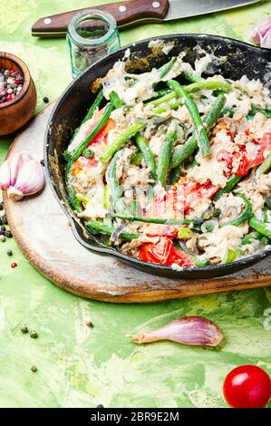 Protein Rührei mit Spargel Bohnen. Spiegeleier mit Gemüse. Fitness Essen Stockfoto