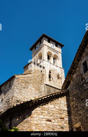 Die mittelalterliche Kirche Saint-Pierre-aux-Liens in dem kleinen Dorf am Fluss Ruoms ardeche in Frankreich Stockfoto