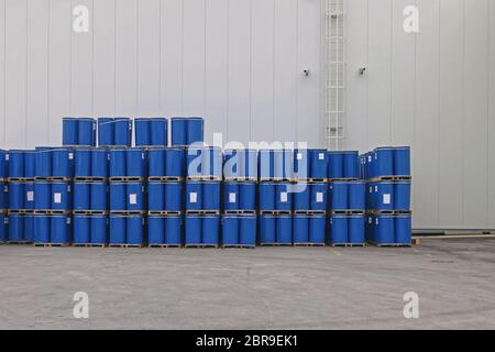 Blau Metall Fässer mit chemischen Flüssigkeiten auf Paletten Stockfoto