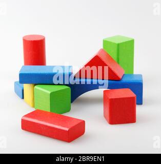 Studio Shot von bunten Spielzeug Bausteine vor weißem Hintergrund Stockfoto