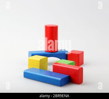 Studio Shot von bunten Spielzeug Bausteine vor weißem Hintergrund Stockfoto