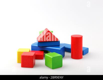 Studio Shot von bunten Spielzeug Bausteine vor weißem Hintergrund Stockfoto