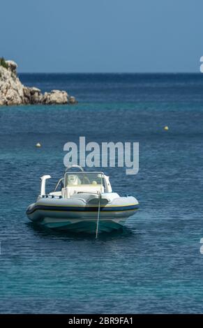 Die kleinen privaten Schnellboot an der Küste in der Bucht von Agios Nikolaos auf Zakynthos Insel, Griechenland günstig Stockfoto