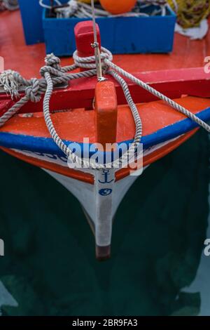 Nahaufnahme eines vor einem kleinen leeren Fischerboot im Hafen festgemacht Stockfoto
