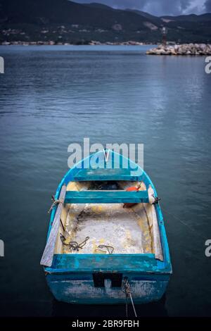 Kleine blaue Holz- rudern Fischerboot im Hafen und Hafen in der Alykes Bucht in Zakynthos, Griechenland Stockfoto