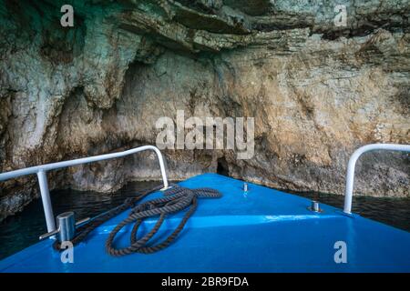 Vor einem blauen Touristenboot innerhalb des Blauen Höhlen, Zakynthos Insel, Griechenland Stockfoto