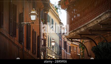 Blick in eine Gasse von Trastevere in Rom mit alten Gebäuden. Konzept für Reise- und Ausflugsziele Stockfoto