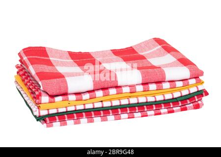 Küchentücher isoliert. Nahaufnahme eines Stapels von Rot Weiß Kariert und gestreift Tischdecken oder Servietten auf einem weißen Hintergrund. Makro. Stockfoto