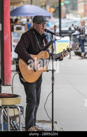 Musiker auf der Straße, singen und spielen akustische Guiar Stockfoto