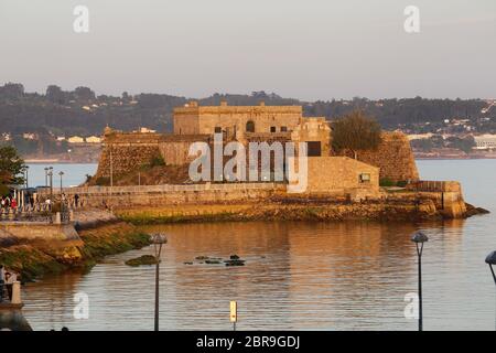 Coruña-Spanien. Burg San Anton in La Coruña, in La Coruña bei Sonnenuntergang am 19,2020. Mai Stockfoto