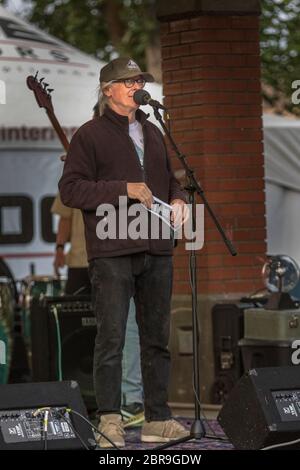 Männlich , Meister der cerominies, bei einem Konzert im Freien. Tragen Sie Hut und Brille Stockfoto