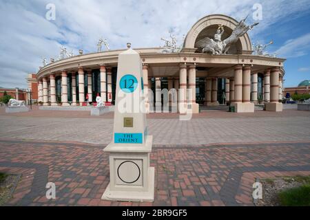 (200521) -- MANCHESTER, 21. Mai 2020 (Xinhua) -- das am 19. Mai 2020 aufgenommene Foto zeigt den Einkaufskomplex des Intu Trafford Centre in Manchester, Großbritannien. Die Zahl der Menschen, die Arbeitslosengeld in Großbritannien monatlich beanspruchten, stieg im April um 69.1 Prozent, als der Arbeitsmarkt von der COVID-19-Pandemie betroffen war, sagte das Amt für Nationale Statistiken (ONS) am Dienstag. Die Daten zeigten, dass die Zahl der Anspruchsberechtigten des Landes, eine Statistik der Zahl der Personen, die Leistungen hauptsächlich wegen Arbeitsloser in Anspruch nehmen, im April auf 2.1 Millionen gestiegen ist, was einem monatlichen Anstieg von 69.1 Prozent entspricht. (Foto von Jon Super/Xinhua Stockfoto