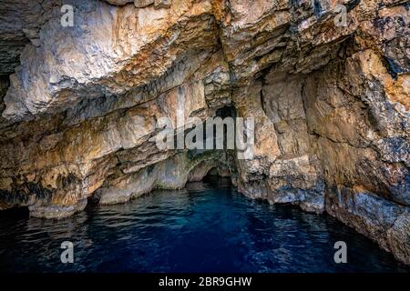 Türkisfarbenes Wasser in Blauen Grotten in Zakynthos Insel, Griechenland Stockfoto