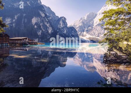 Morgen Sommer am Lago di Braies (auch bekannt als Pragser Wildsee), Dolomiten, Südtirol, Italien. Stockfoto